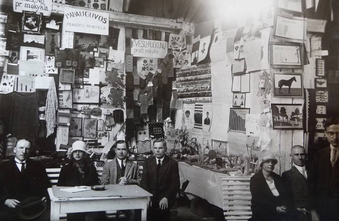 1930 m. Ukmergėje surengtų pedagoginių darbo kursų dalyviai užsiima knygrišyste. Šalia spintos stovi dėstytojas A.Vokietaitis.