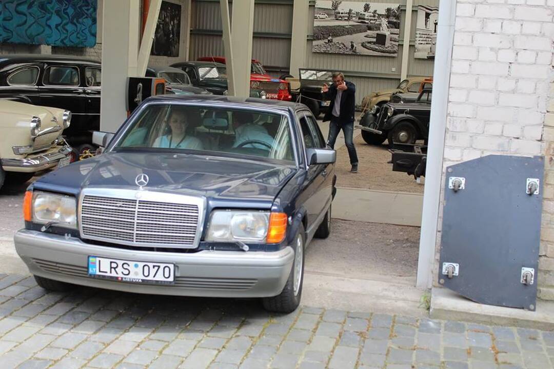 Mercedes Benz 560 SEL