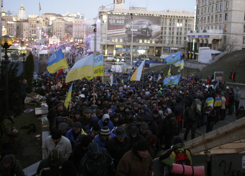 Ukrainoje prie Rados susirinko tūkstančiai protestuotojų