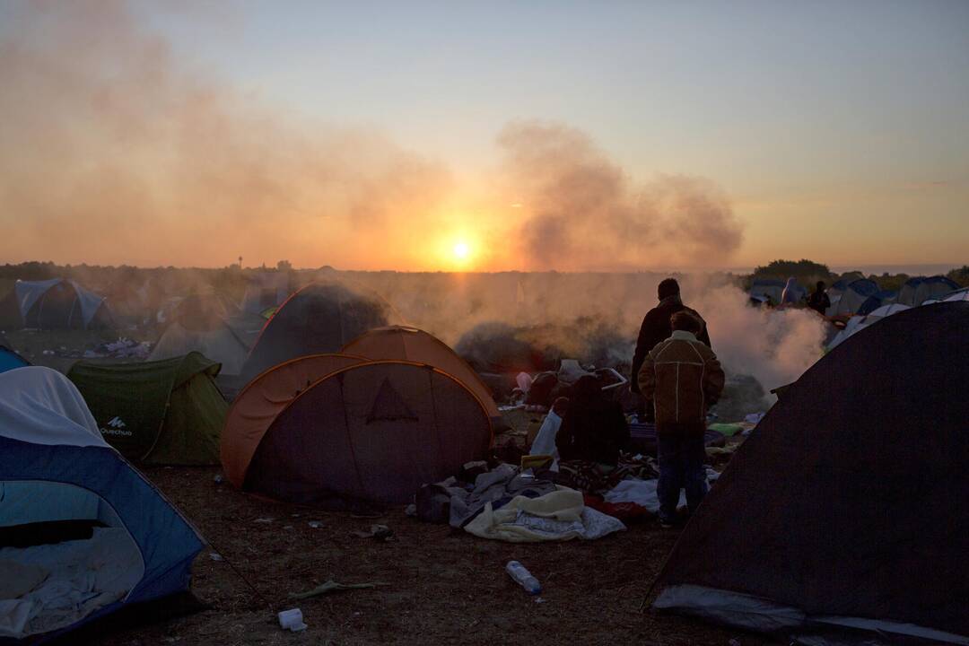 Vengrijoje šimtai migrantų pralaužė policijos užtvaras