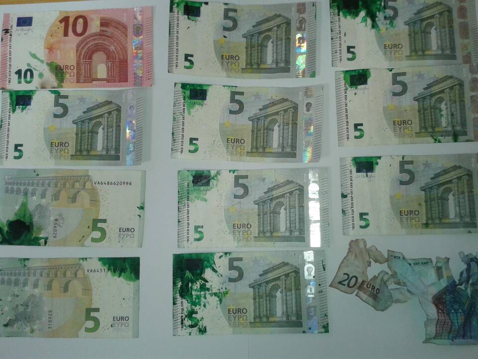 Apsauginiais dažais sutepti eurų banknotai