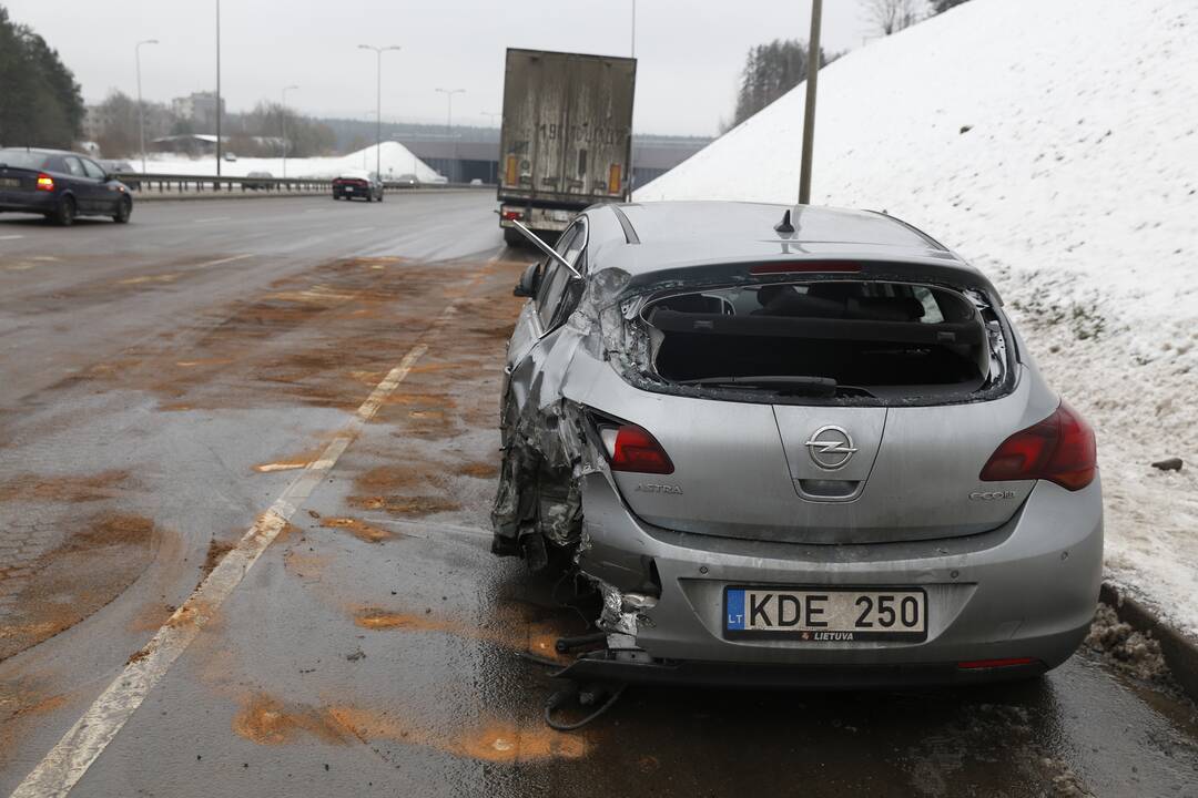 Per avariją Vilniuje išsiliejo dyzelinas