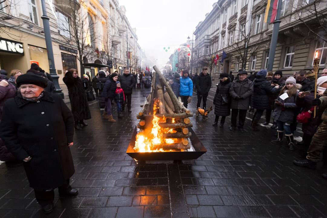 Sostinėje liepsnojo 100 laisvės laužų