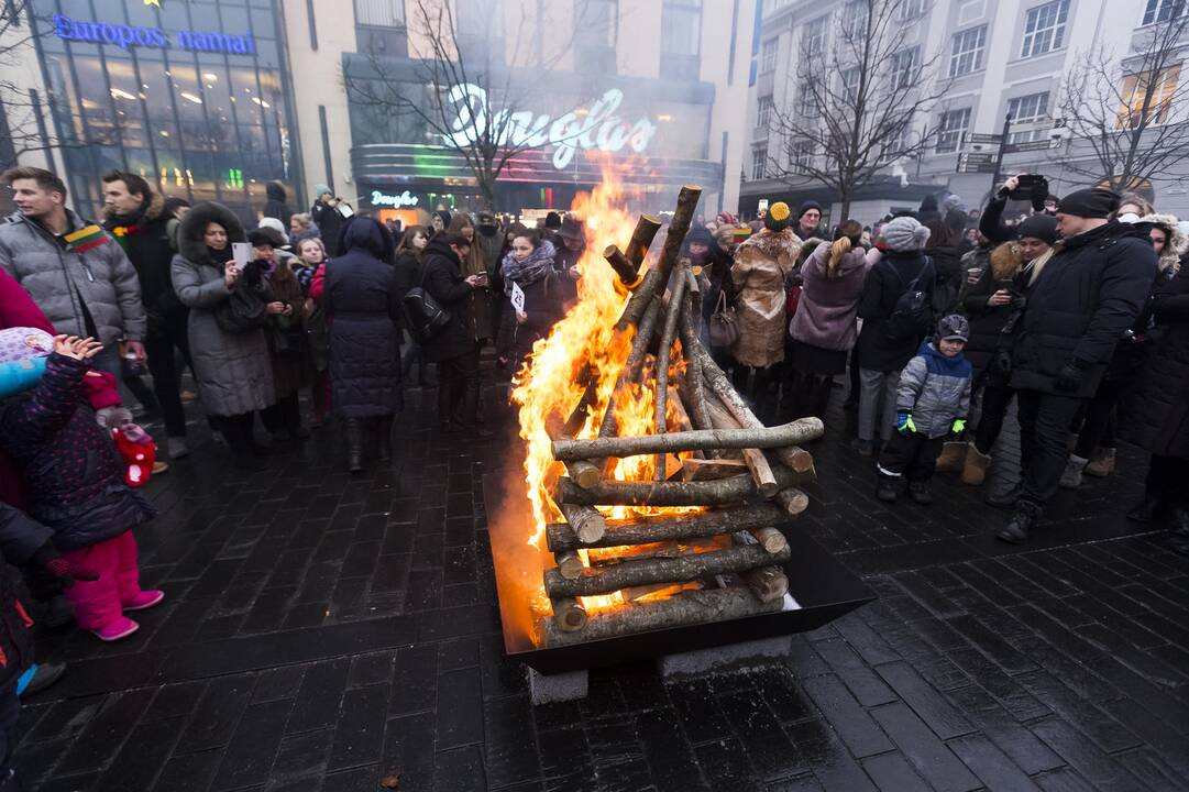 Sostinėje liepsnojo 100 laisvės laužų