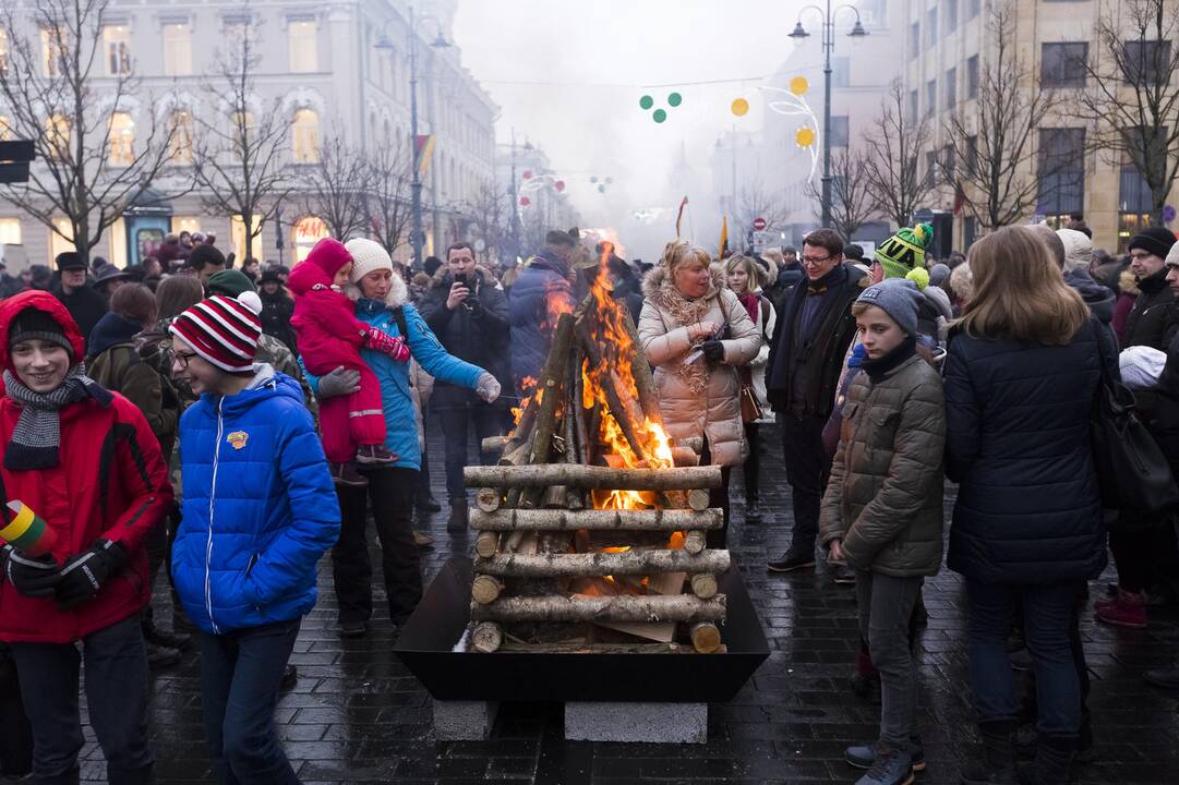 Sostinėje liepsnojo 100 laisvės laužų