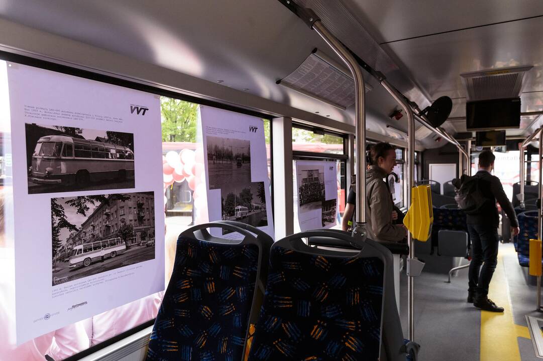 Vilniaus Katedros aikštėje – raudonų autobusų labirintas