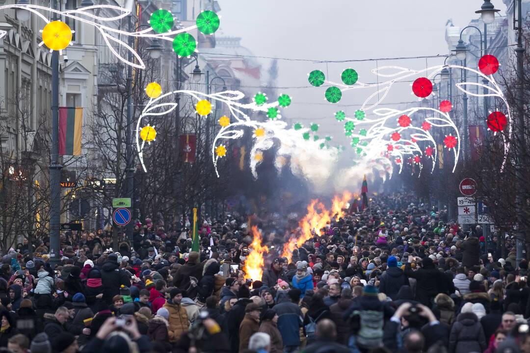 Sostinėje liepsnojo 100 laisvės laužų