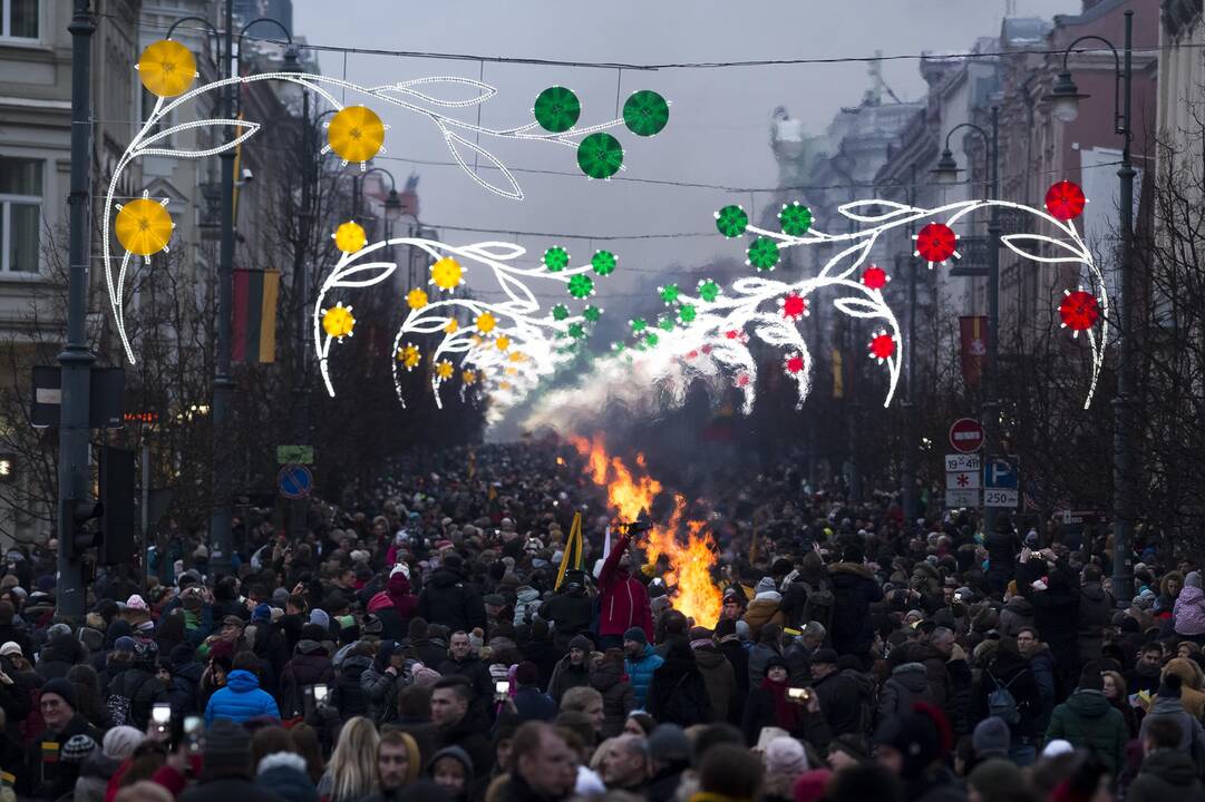 Sostinėje liepsnojo 100 laisvės laužų