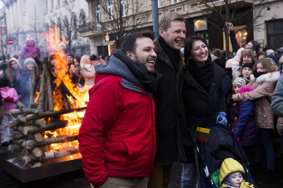 Sostinėje liepsnojo 100 laisvės laužų