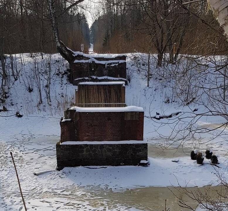 Kompleksas: garsioji sodyba ir ant tilto liekanų pastatytas namelis.