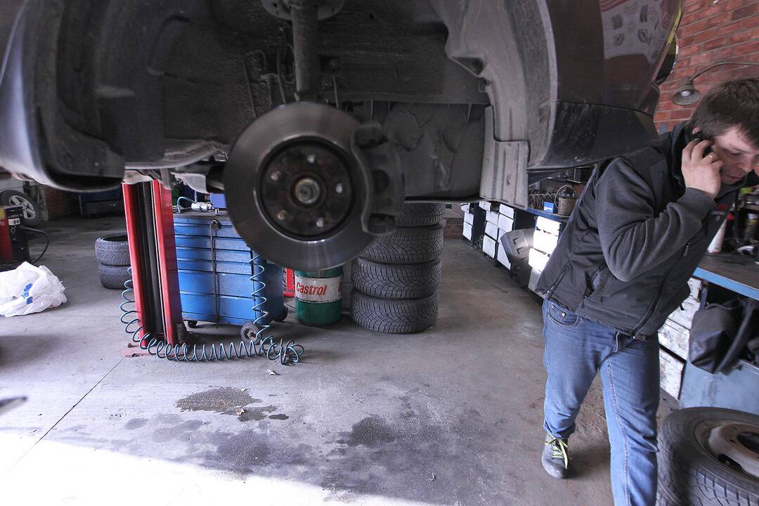 Kauniečiai keičia automobiliams padangas