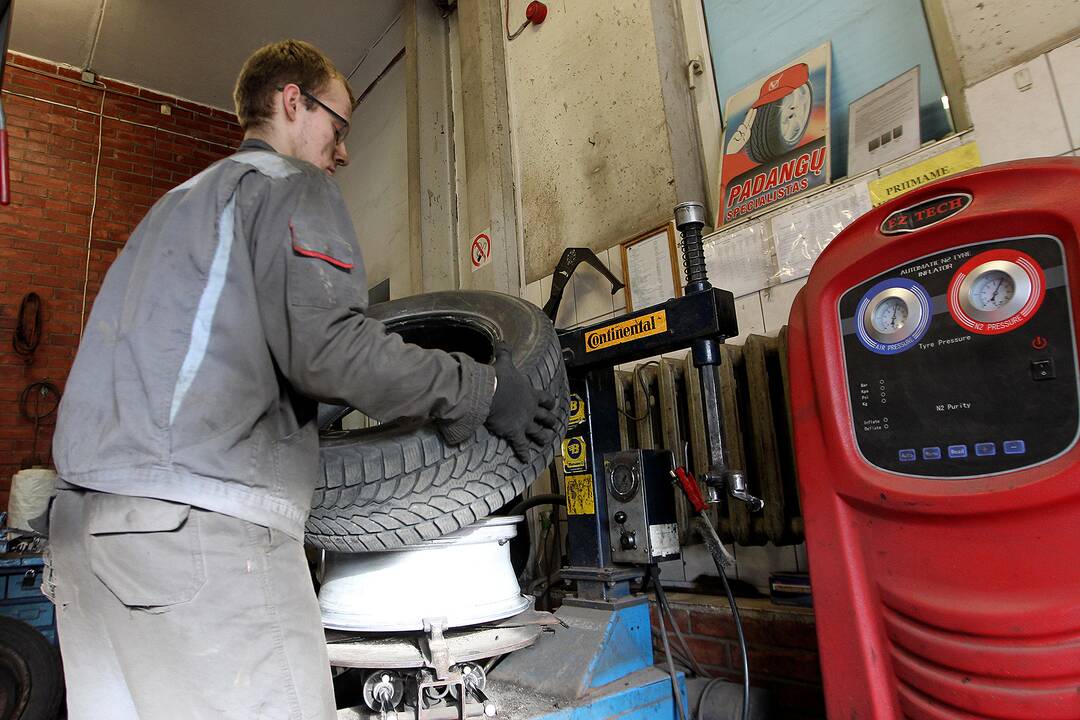 Kauniečiai keičia automobiliams padangas