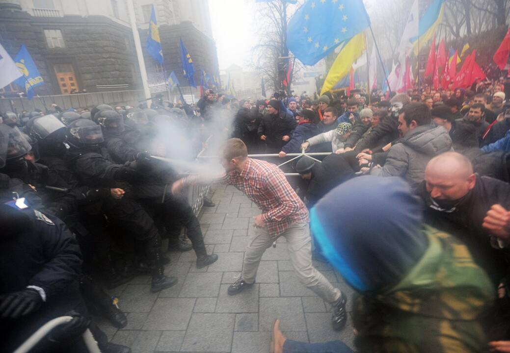 Ukrainos policija panaudojo ašarines dujas protestuotojams bandant įsiveržti į vyriausybės rūmus.