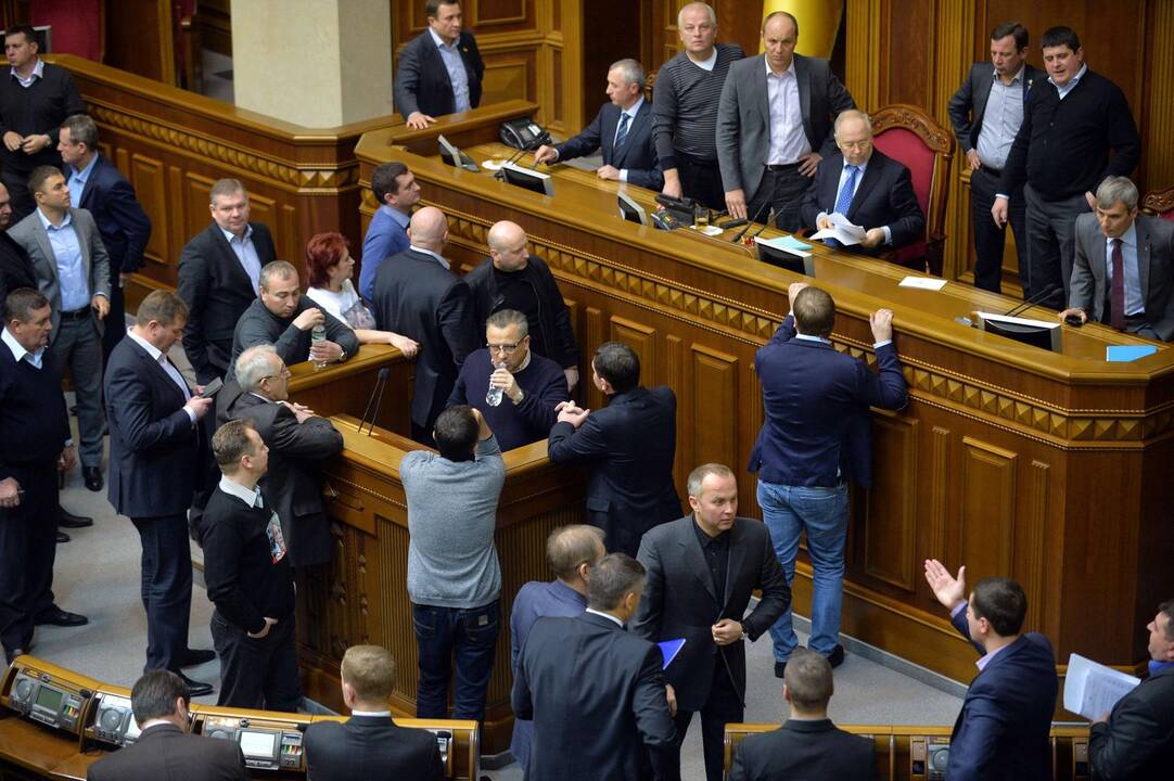 Ukrainoje prie Rados susirinko tūkstančiai protestuotojų