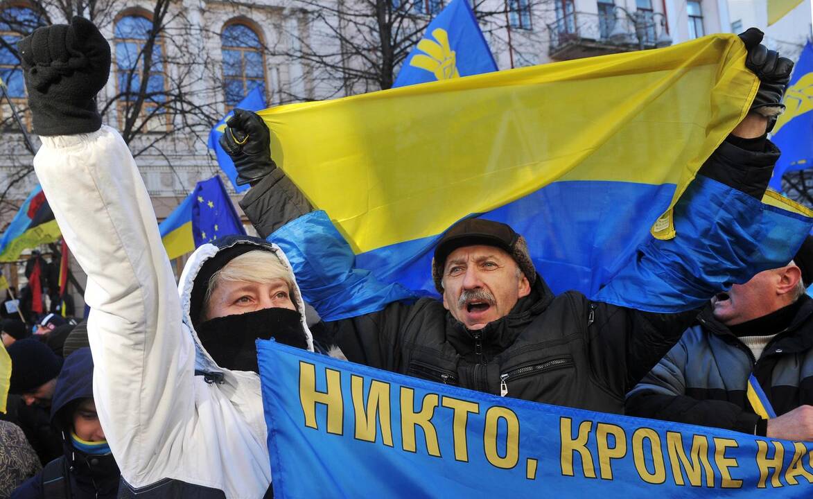 Ukrainoje prie Rados susirinko tūkstančiai protestuotojų