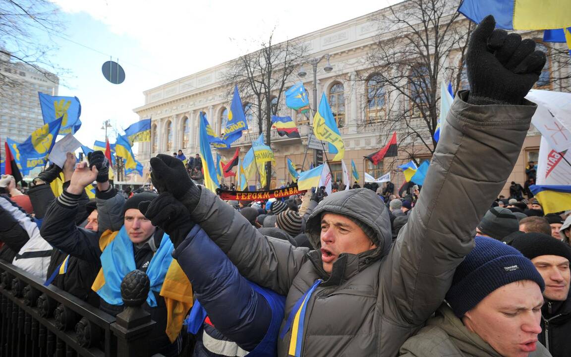 Ukrainoje prie Rados susirinko tūkstančiai protestuotojų