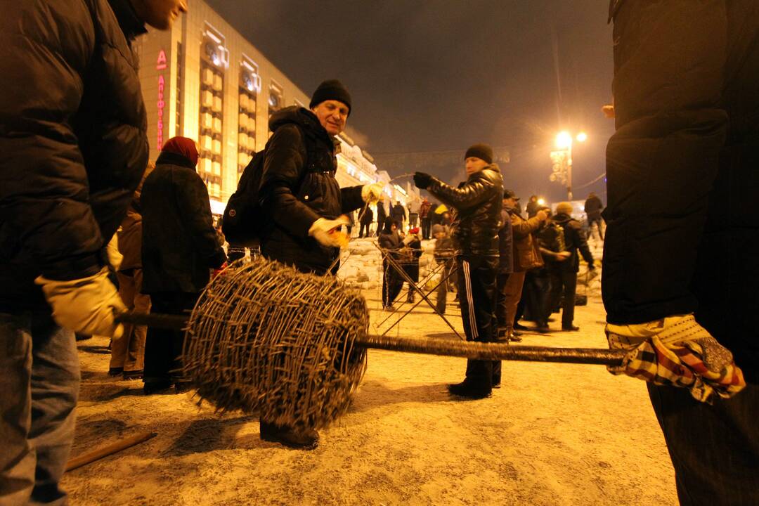 Protestuotojai Kijeve pastatė daugiau barikadų