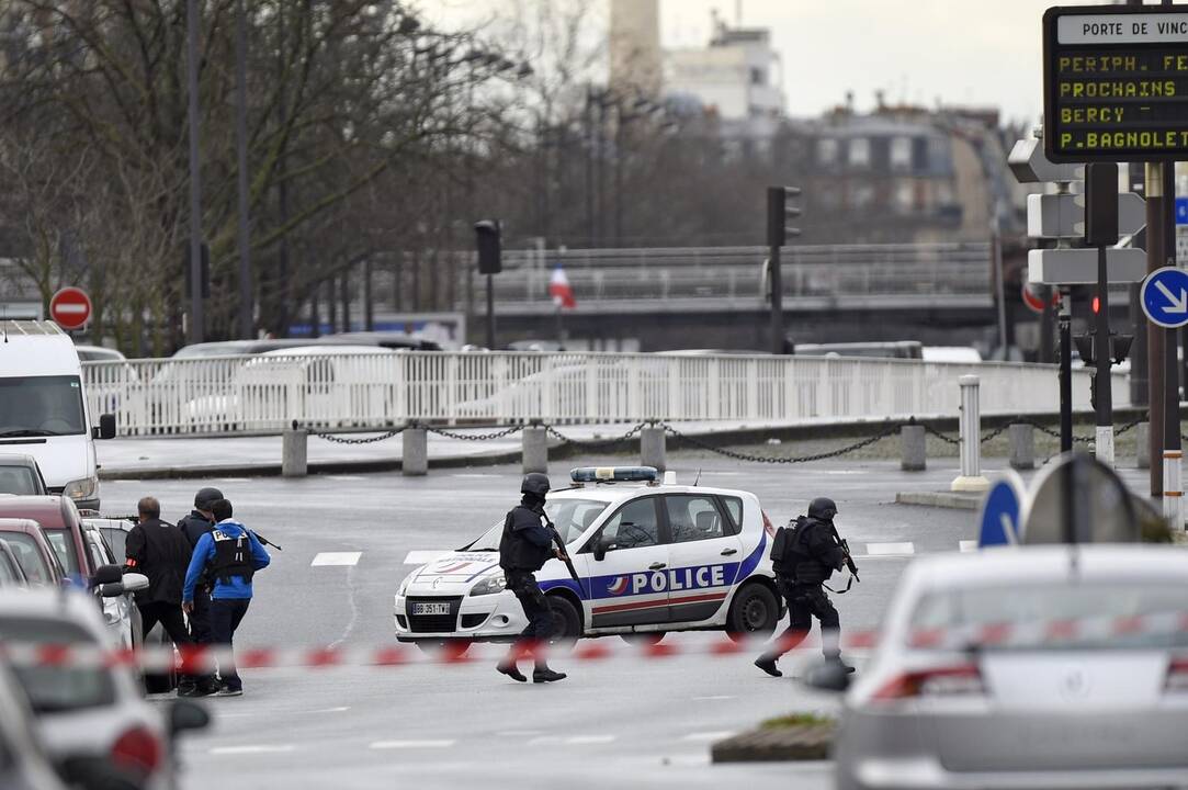 „Charlie Hebdo“ įtariamųjų gaidynės