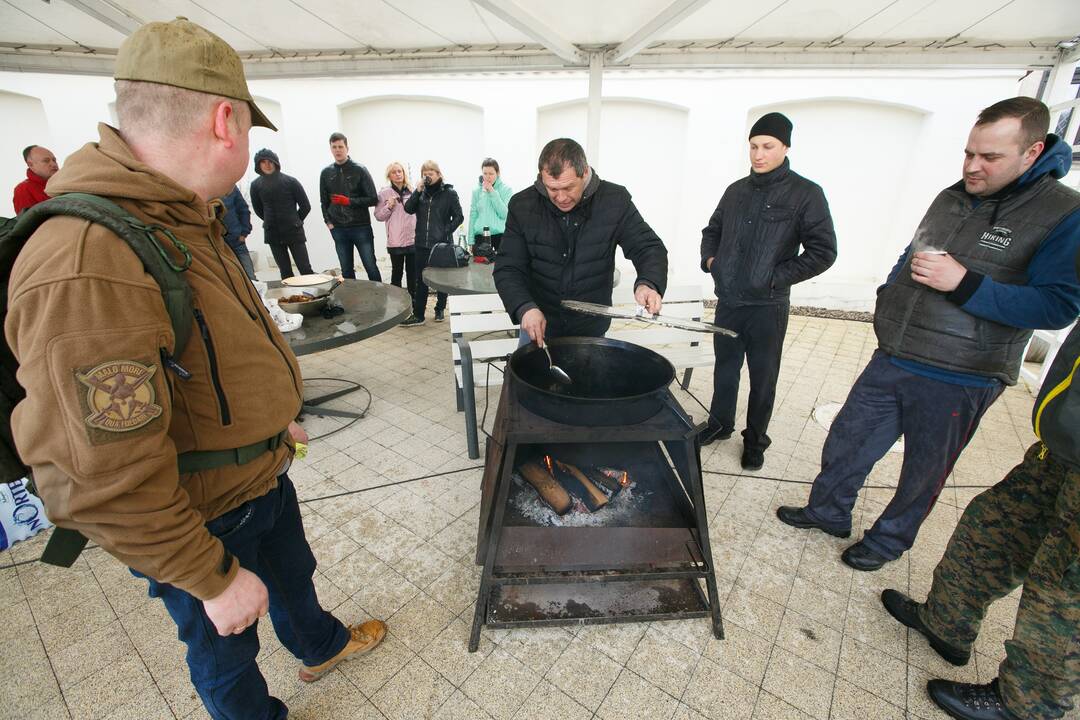 Kariškiai ir policininkai tvarkė Pažaislio aplinką