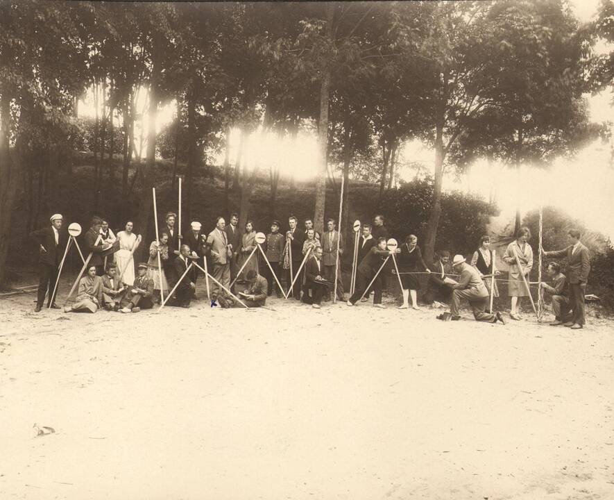 1930 m. Ukmergėje surengtų pedagoginių darbo kursų dalyviai užsiima knygrišyste. Šalia spintos stovi dėstytojas A.Vokietaitis.