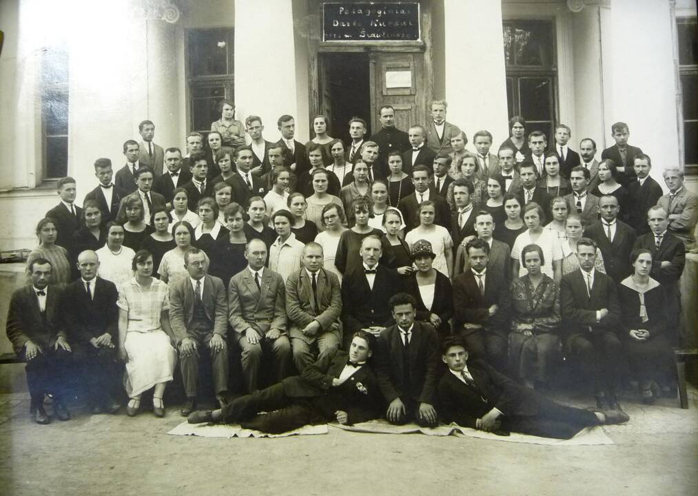 1930 m. Ukmergėje surengtų pedagoginių darbo kursų dalyviai užsiima knygrišyste. Šalia spintos stovi dėstytojas A.Vokietaitis.
