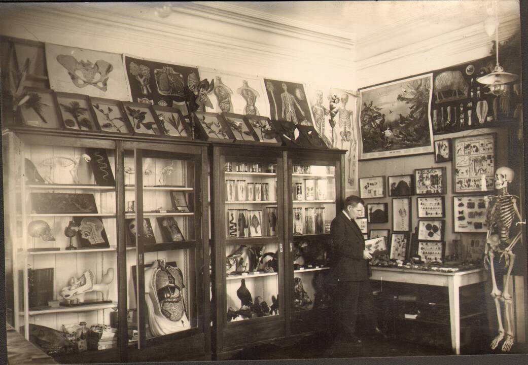 Pirmas iš dešinės - kursų vadovas V. Ruzgas (Marijampolė, 1928)