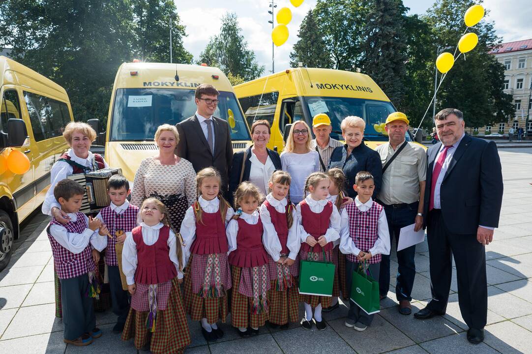 Mokykloms – nauji geltonieji autobusiukai