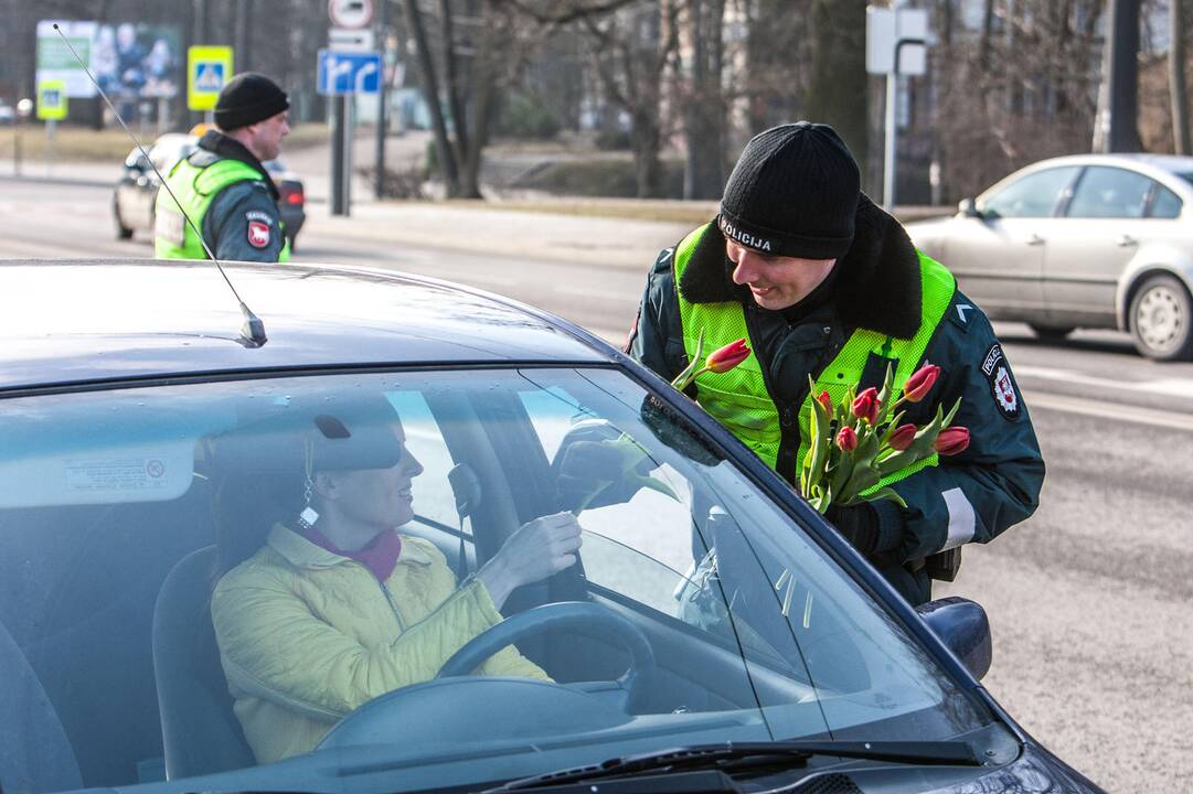 Policija vairuotojoms dalino gėlės