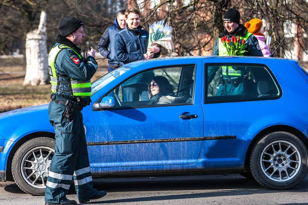 Policija vairuotojoms dalino gėlės