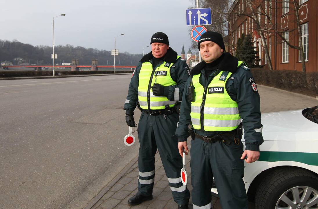 Kauno policininkai sveikina moteris 