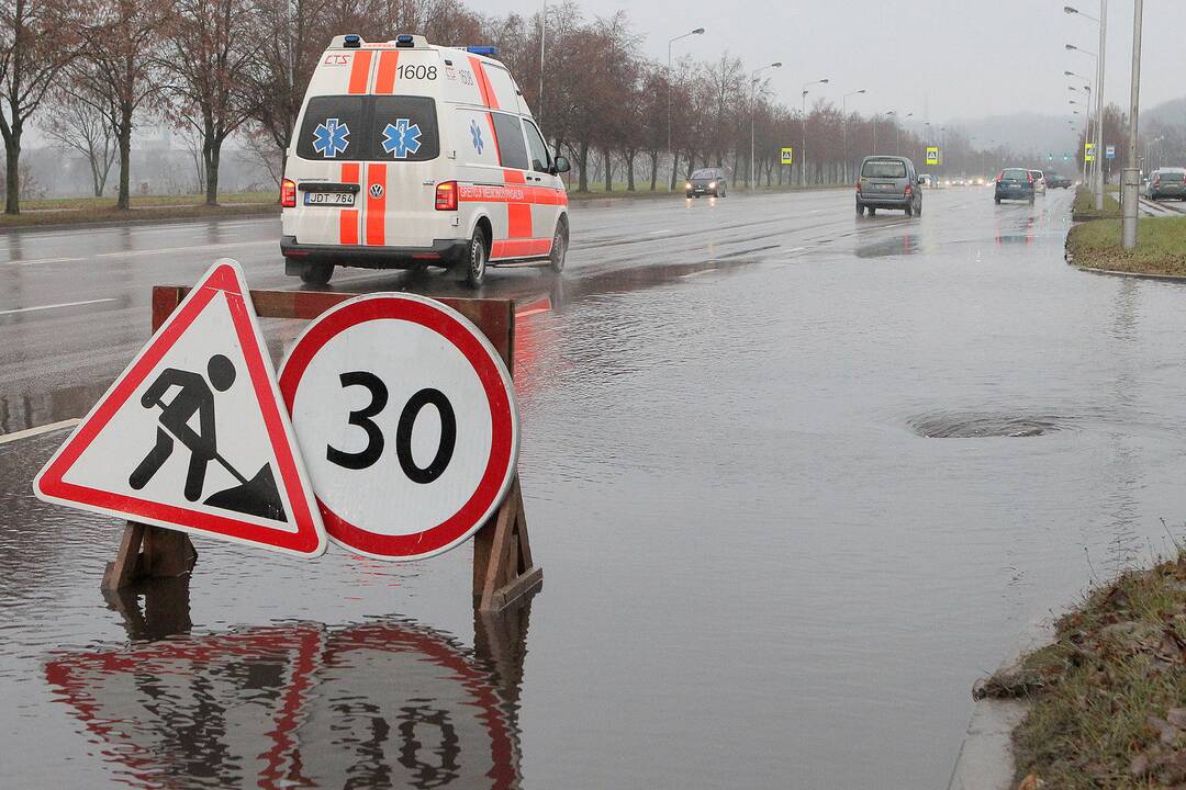 Vandentiekio avarija Jonavos gatvėje