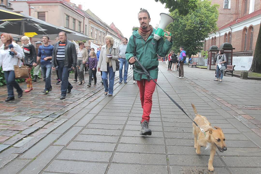 Protestivalio dalyviai okupuoja Miesto sodą