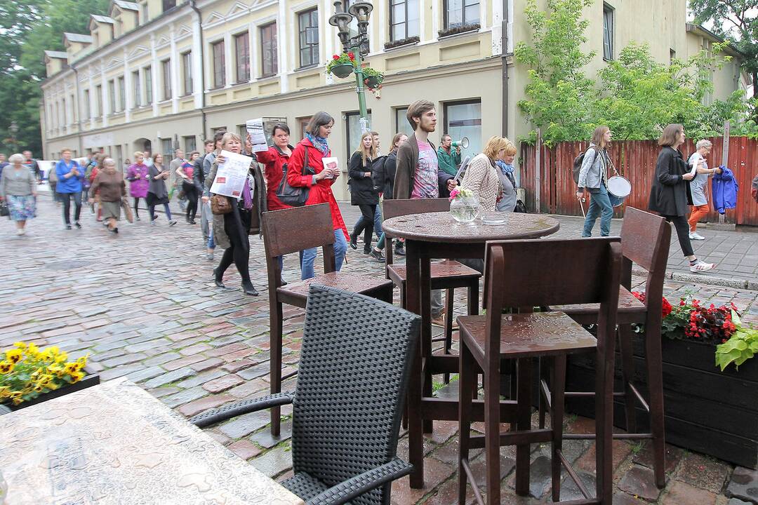 Protestivalio dalyviai okupuoja Miesto sodą