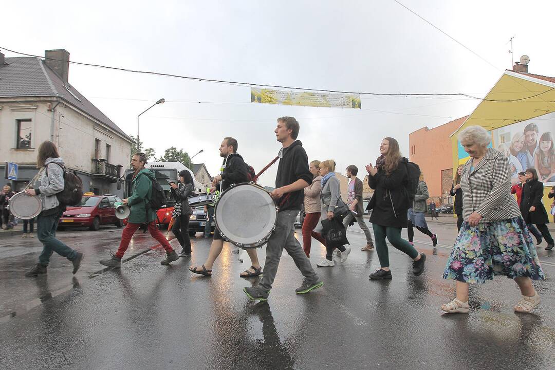 Protestivalio dalyviai okupuoja Miesto sodą