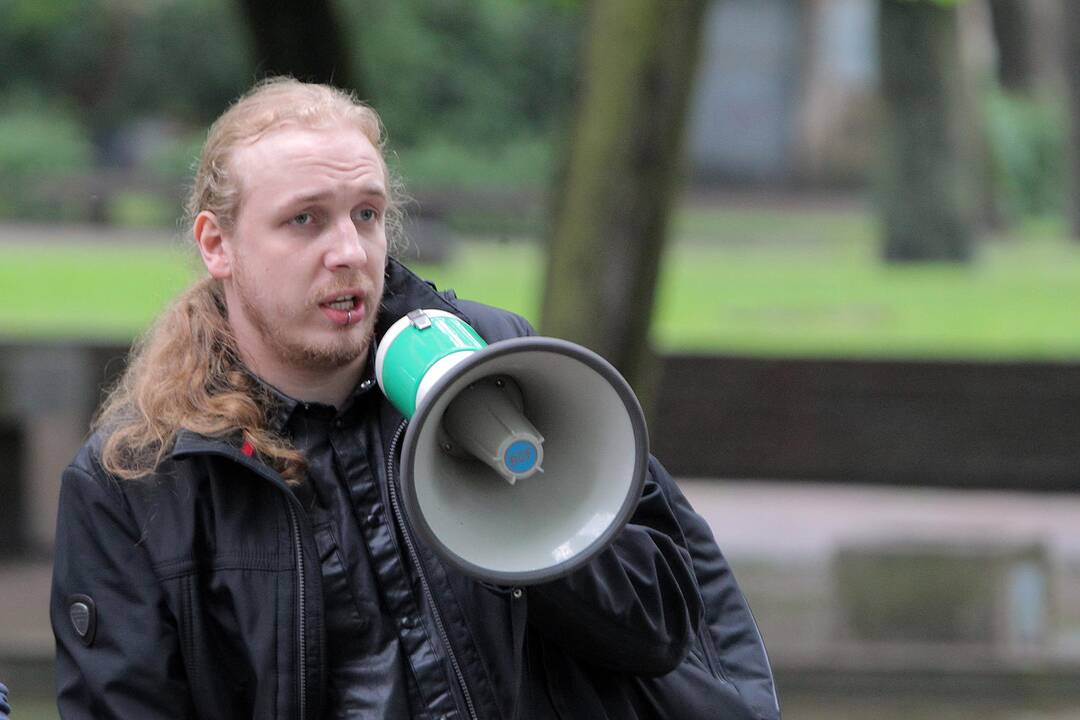 Protestivalio dalyviai okupuoja Miesto sodą