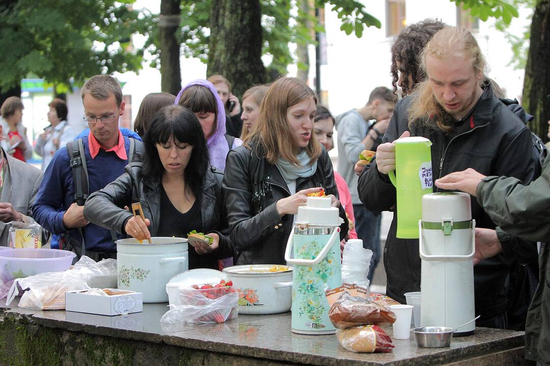 Protestivalio dalyviai okupuoja Miesto sodą