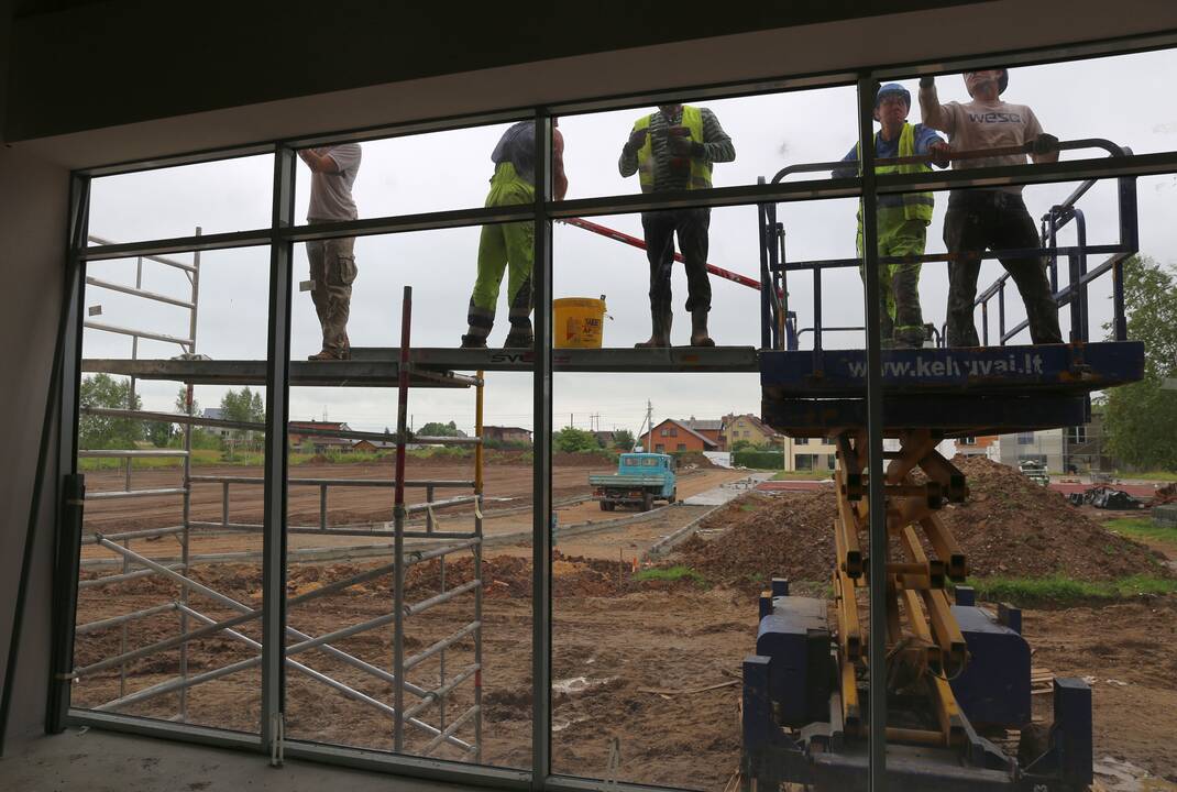 Domeikavoje rekonstruojamas ne tik gimnazijos pastatas, bet ir stadionas.