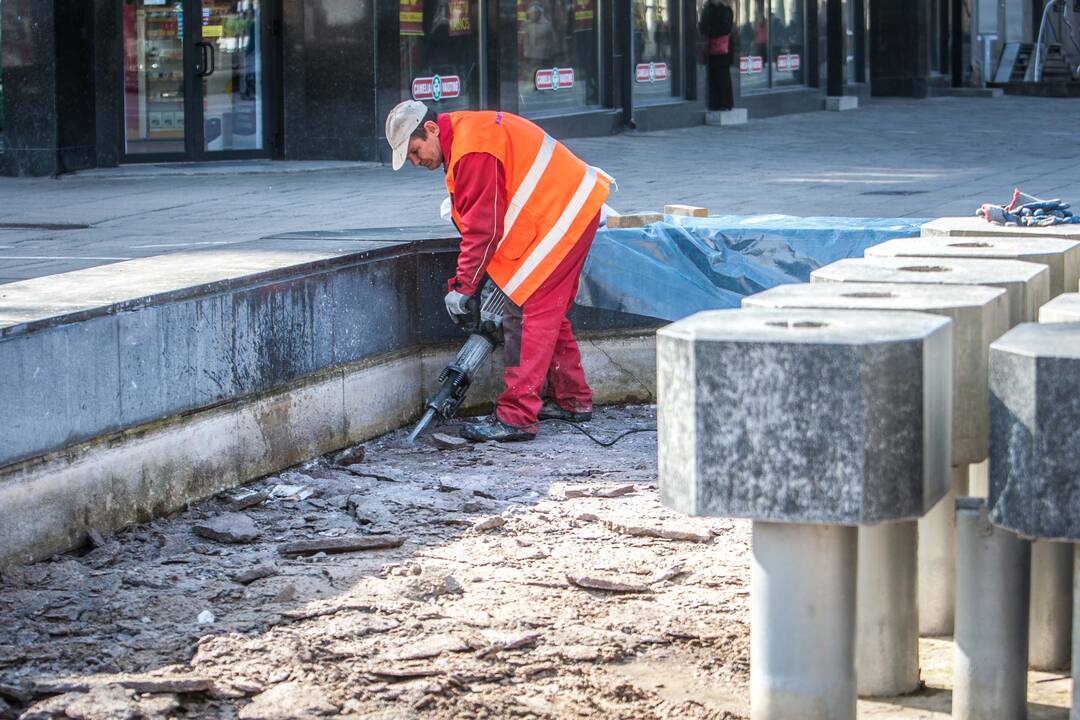 Remontuojamas Laisvės alėjos fontanas