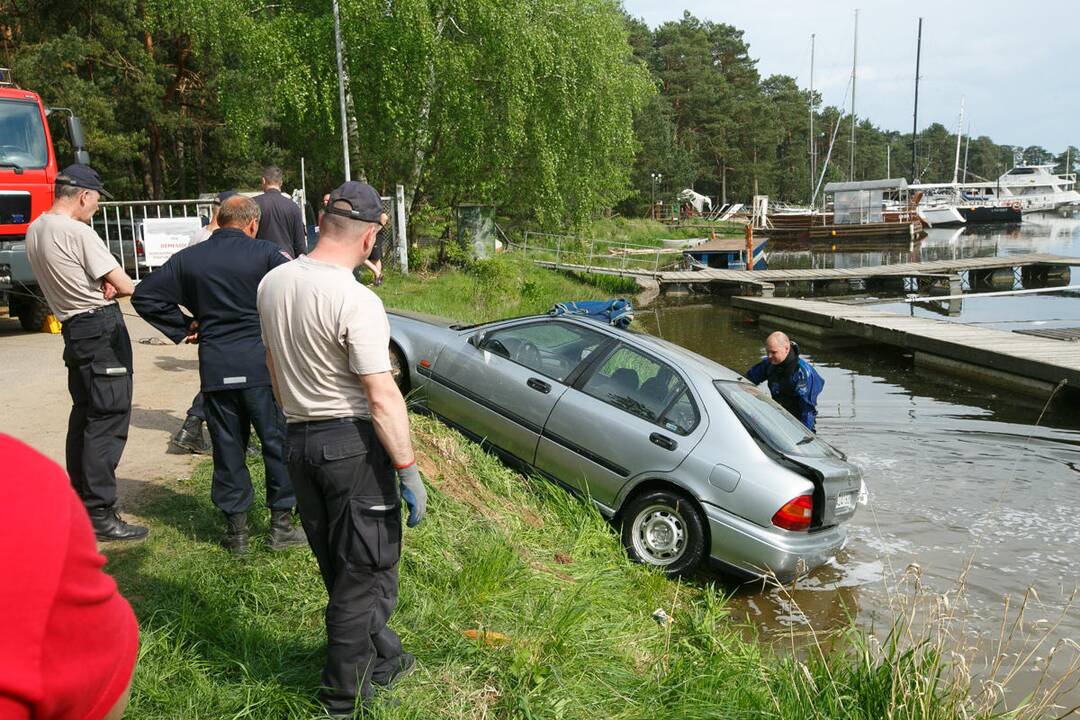 Automobilio traukimas iš Kauno marių