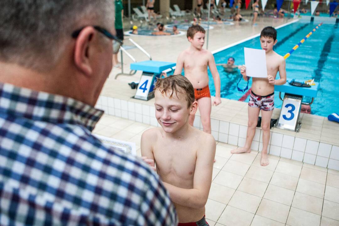 Rotary klubas Girstučio baseine mokė vaikus plaukti