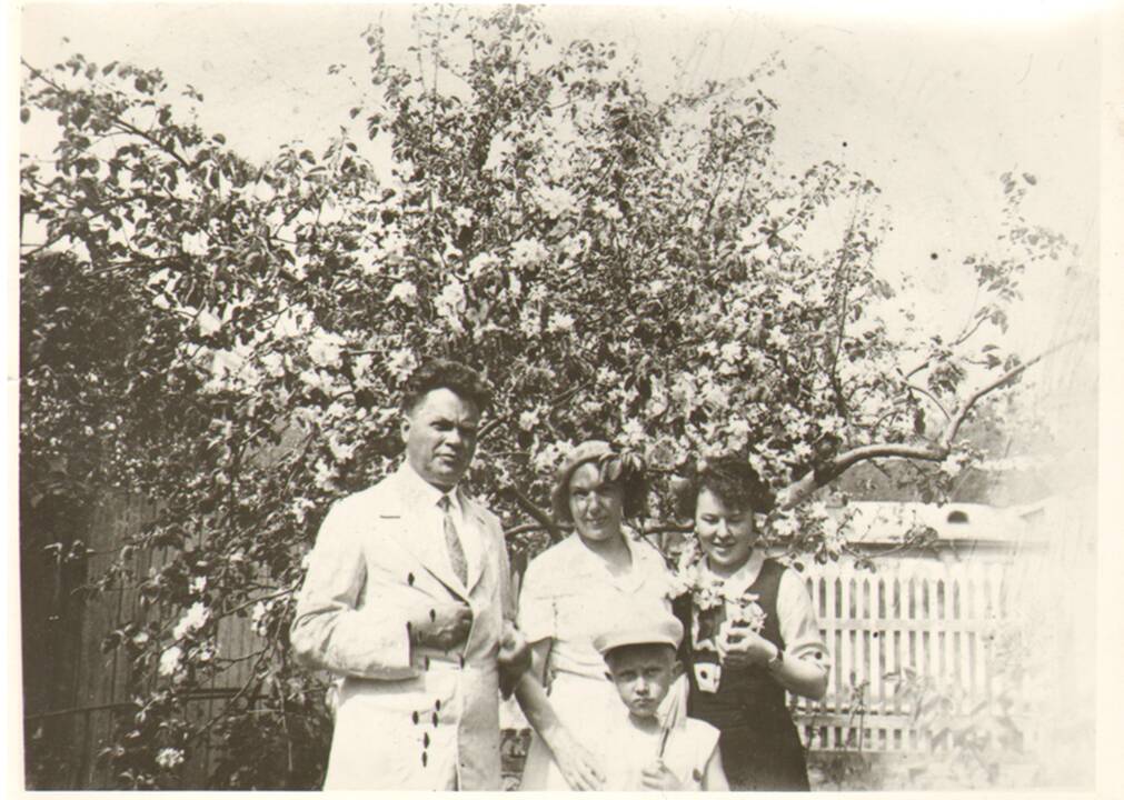 S.Matjošaitis su šeima Kaune 1934 m. Iš kairės: S.Matjošaitis, J.Biliūnienė-Matjošaitienė, dukra M.Matjošaitytė-Lukšienė ir sūnus S.Matjošaitis.