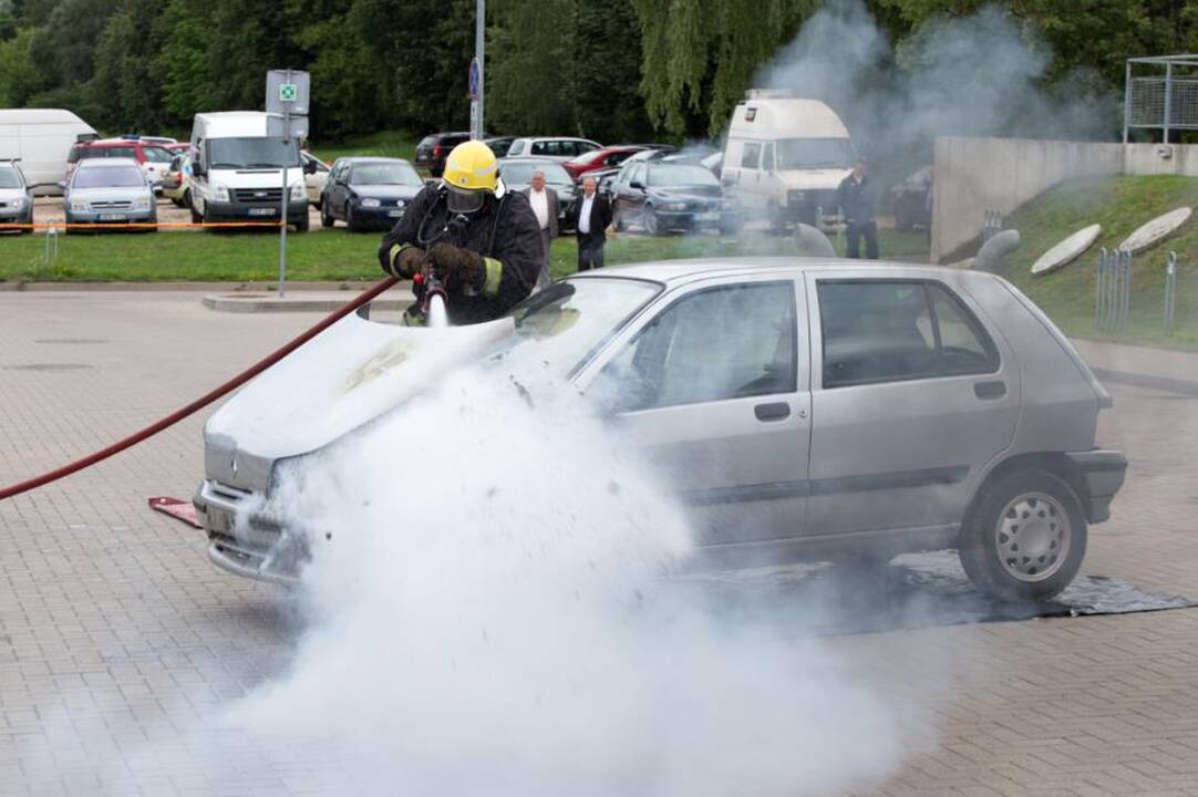 Lietuva Moldovai perduoda 10 gaisrinių automobilių