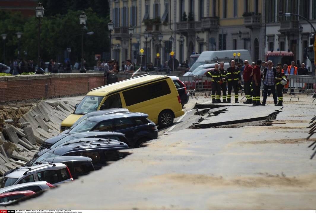 Florencijos senamiestyje atsivėrė milžiniška smegduobė 