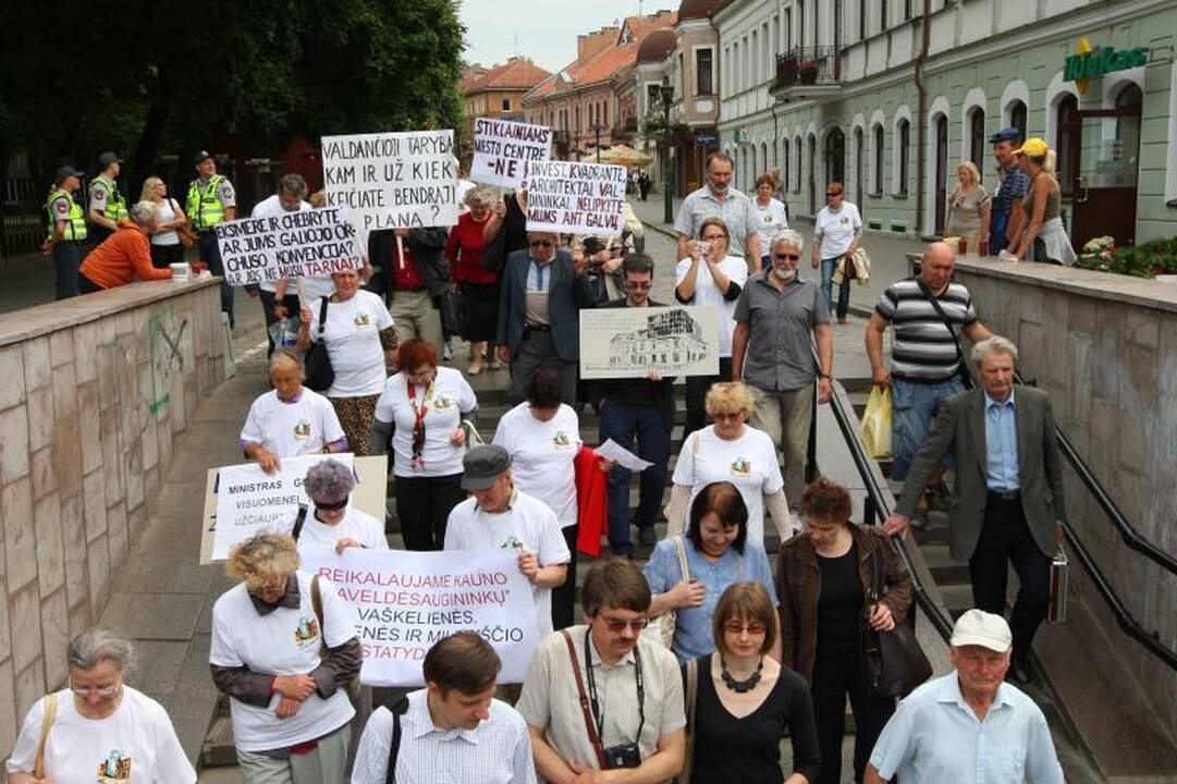 Stiklainio Laisvės alėjoje skandalas: piketuotojai šaukė "Miestą darko" 