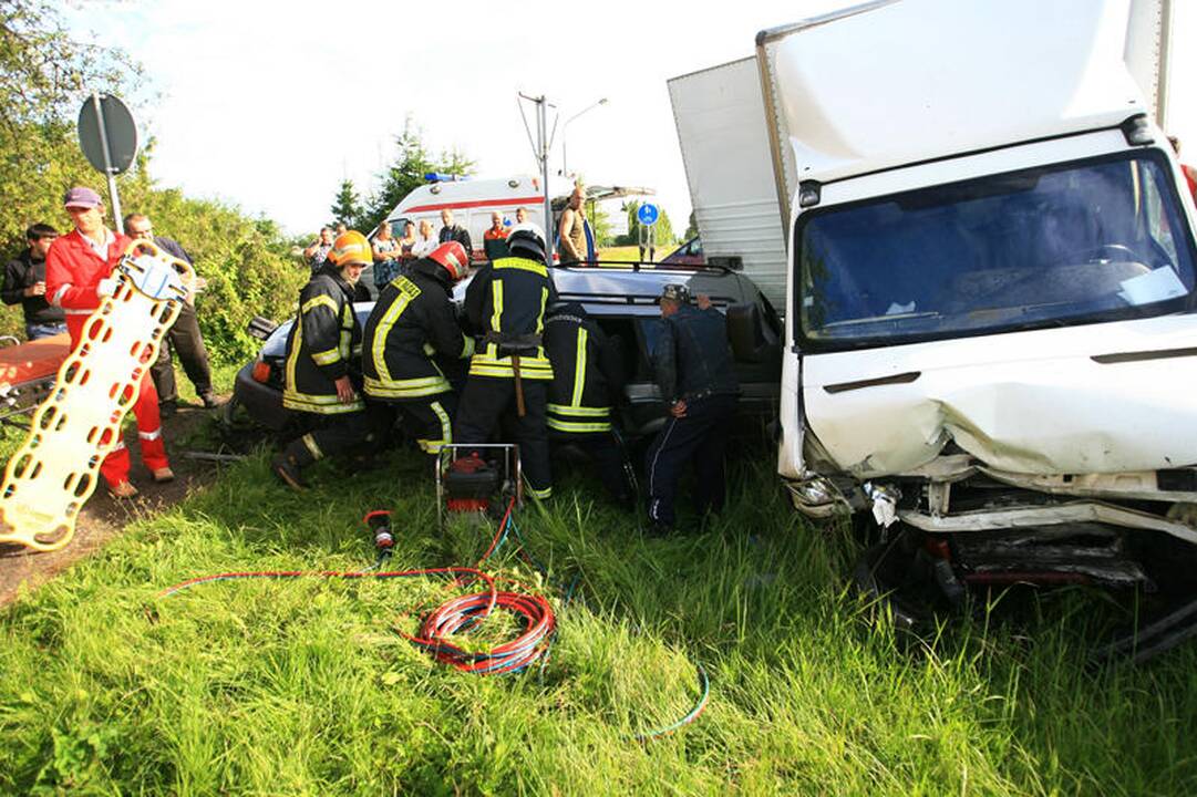 Šilutėje sunkvežimis taranavo lengvąjį automobilį