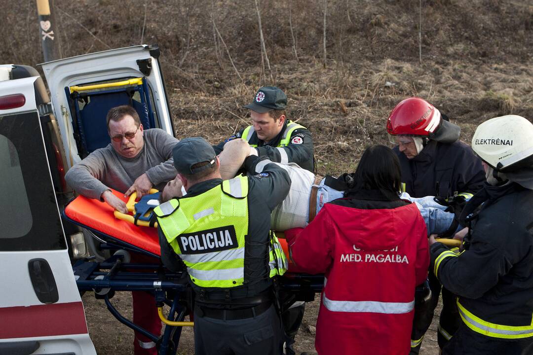 Pervažoje traukiniui susidūrus su automobiliu žuvo jo vairuotojas