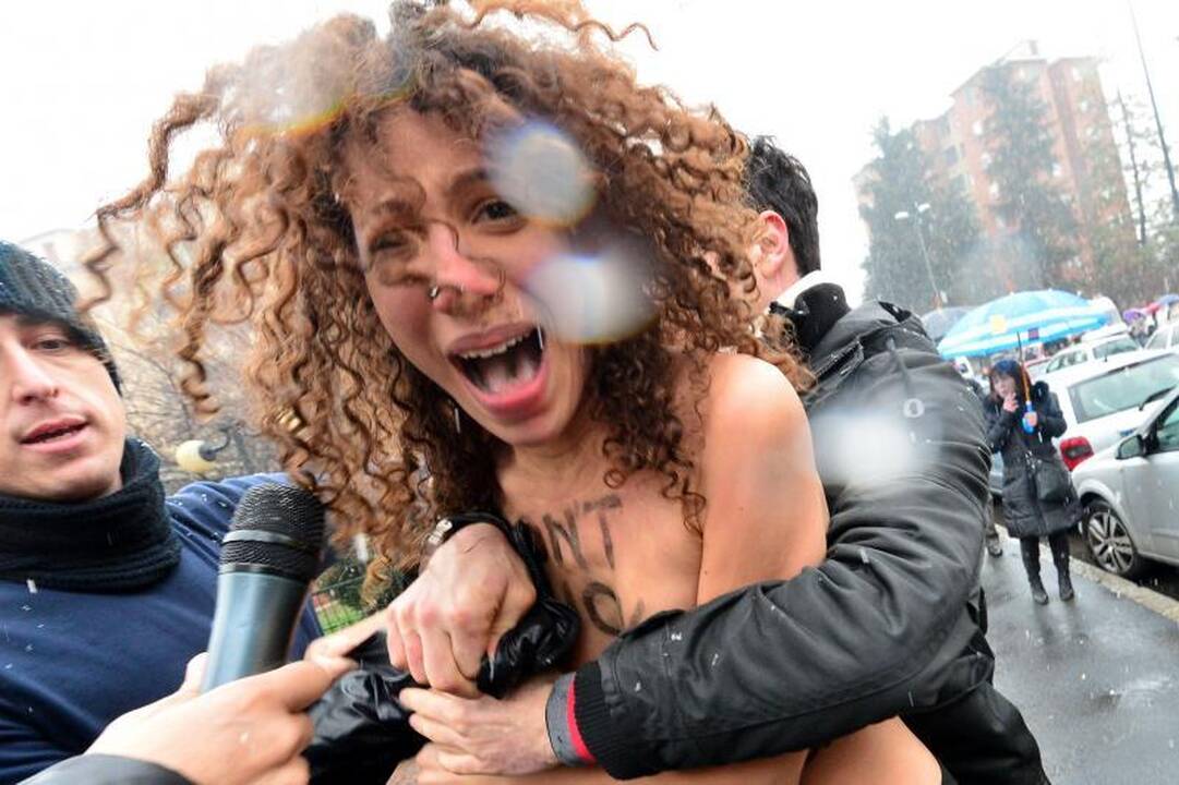 Iki pusės nuogos feministės puolė prie S. Berlusconi (foto)