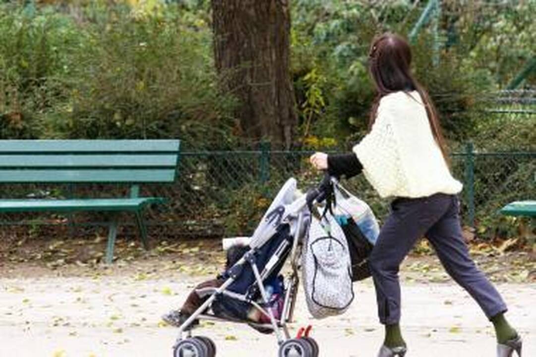 Motinystės ir tėvystės pašalpas siūloma mokėti ir gaunant papildomų pajamų