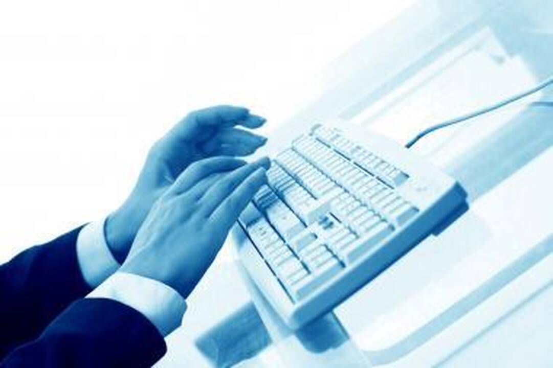 Kovai su skolininkais pasitelkė internetą