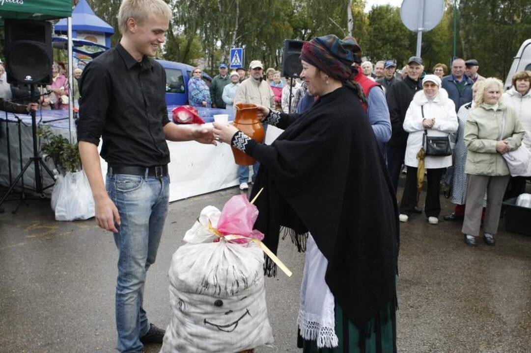 Palangos Turgaus šventės naujovė - obuolių valgymo čempionatas
